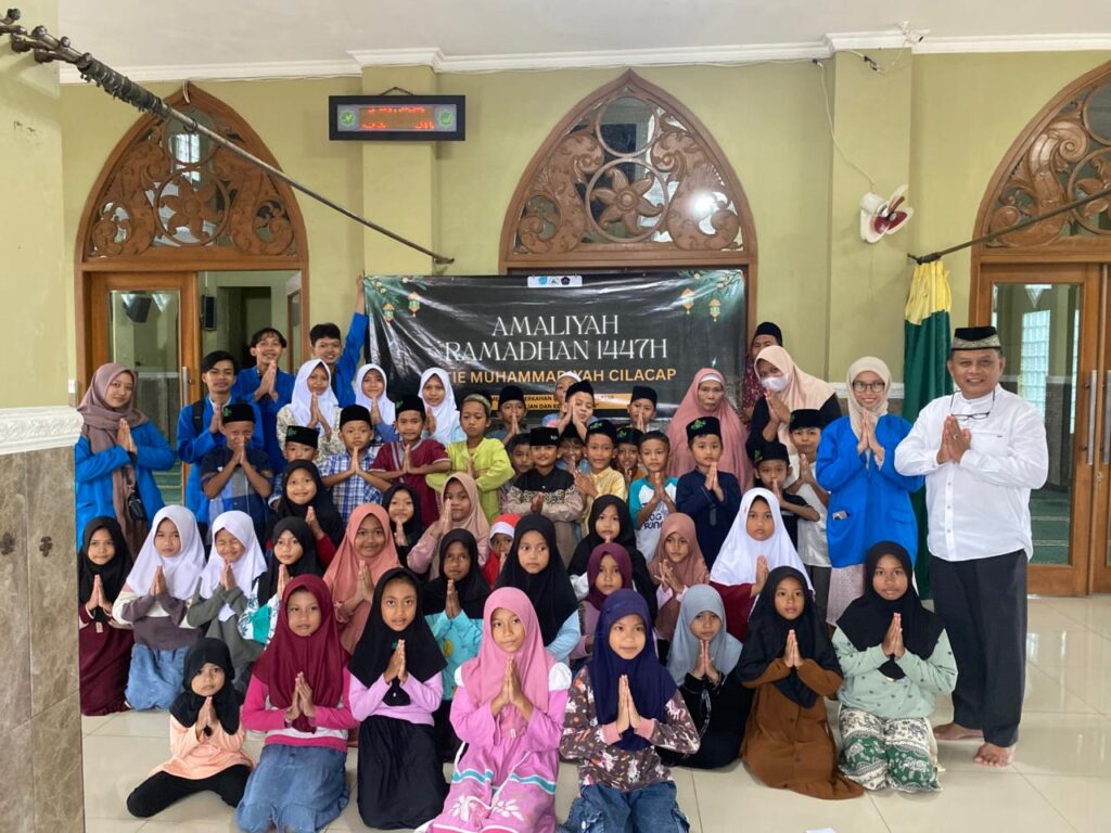 Lazismu Cilacap Perkuat Sinergi Dakwah Sosial Bersama STIE Muhammadiyah Cilacap dalam Program Tebar Takjil Ramadhan