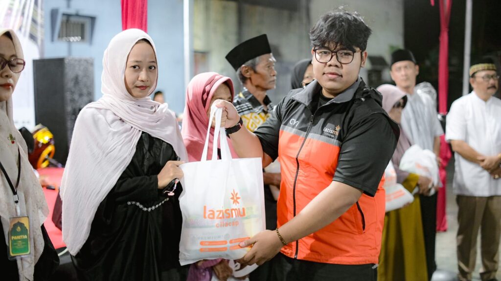 Lazismu Cilacap Salurkan 50 Paket Sembako pada Peringatan Isra Mi’raj di RW 04 Tegalreja