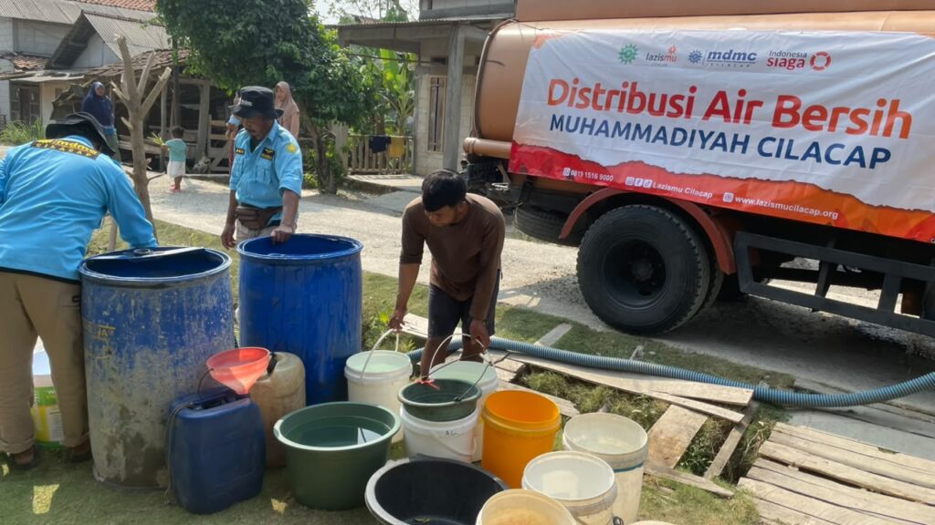Lazismu Cilacap Salurkan Air Bersih Kawunganten