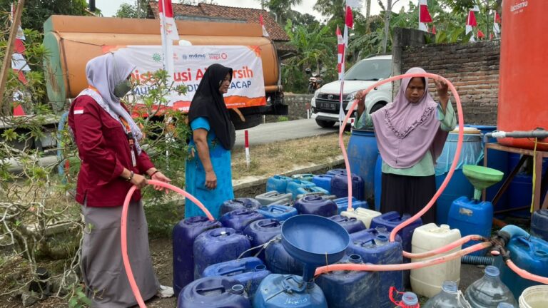 Lazismu Cilacap Salurkan Air Bersih Kawunganten
