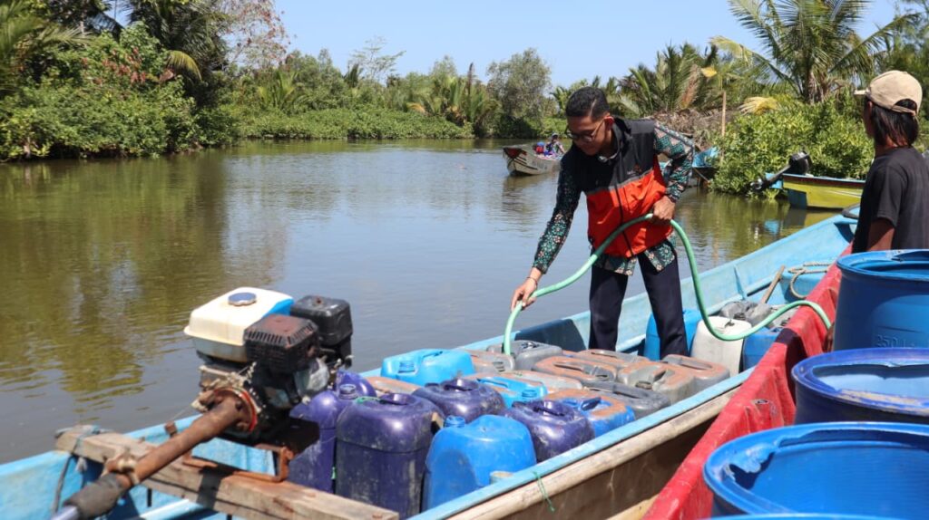 Tak Bisa Dilalui Truk Tangki, Lazismu Cilacap Kirim 10.000 Liter Air Bersih ke Dusun Bondan Lewat Perahu