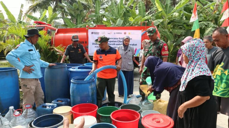 Lazismu dan PLN Indonesia Power menyalurkan air bersih kepada warga Cilacap