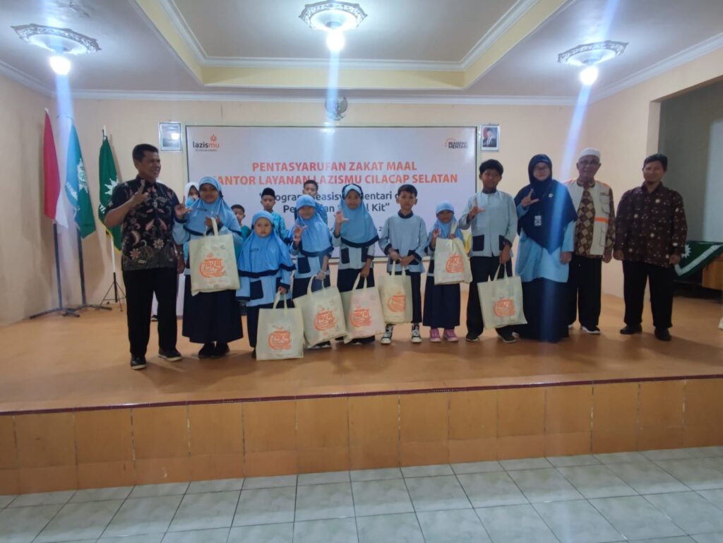 Kantor Layanan Lazismu Cilacap Selatan Salurkan Zakat Maal melalui Beasiswa Mentari dan School Kit