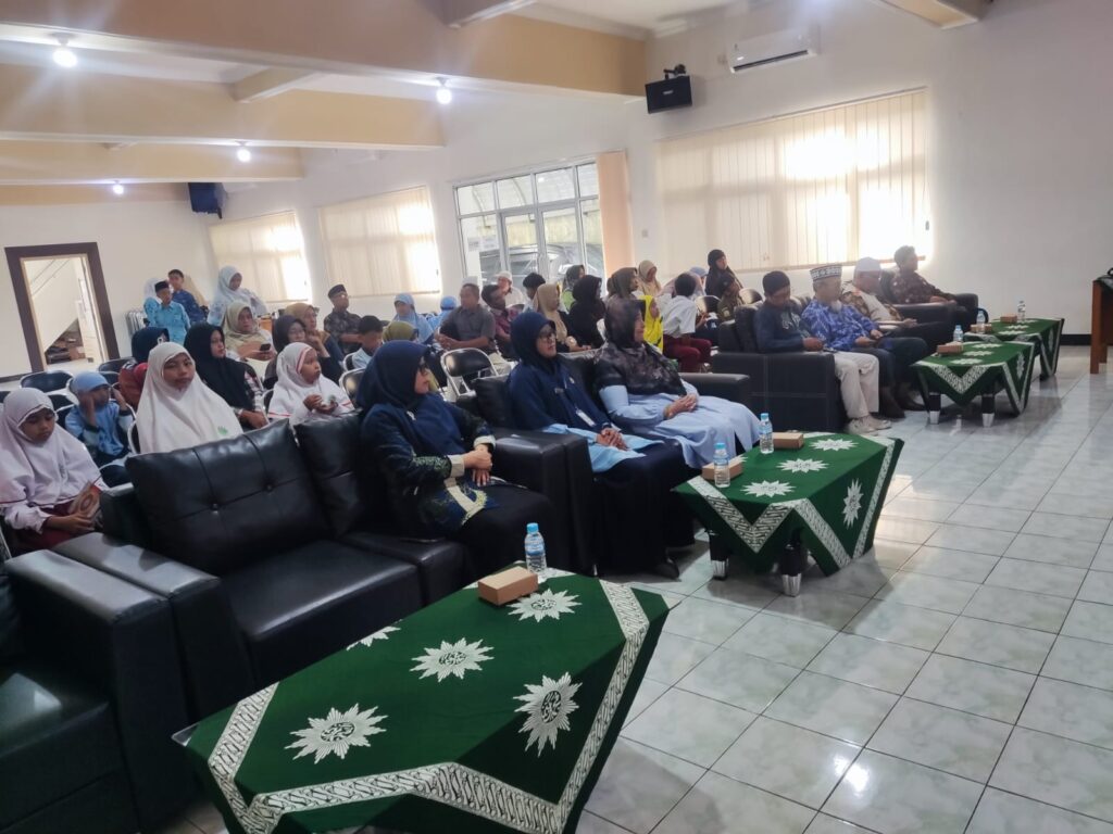 Pentasyarufan zakat maal Kantor LayananLazismu Cilacap Selatan melalui Program Beasiswa Mentari