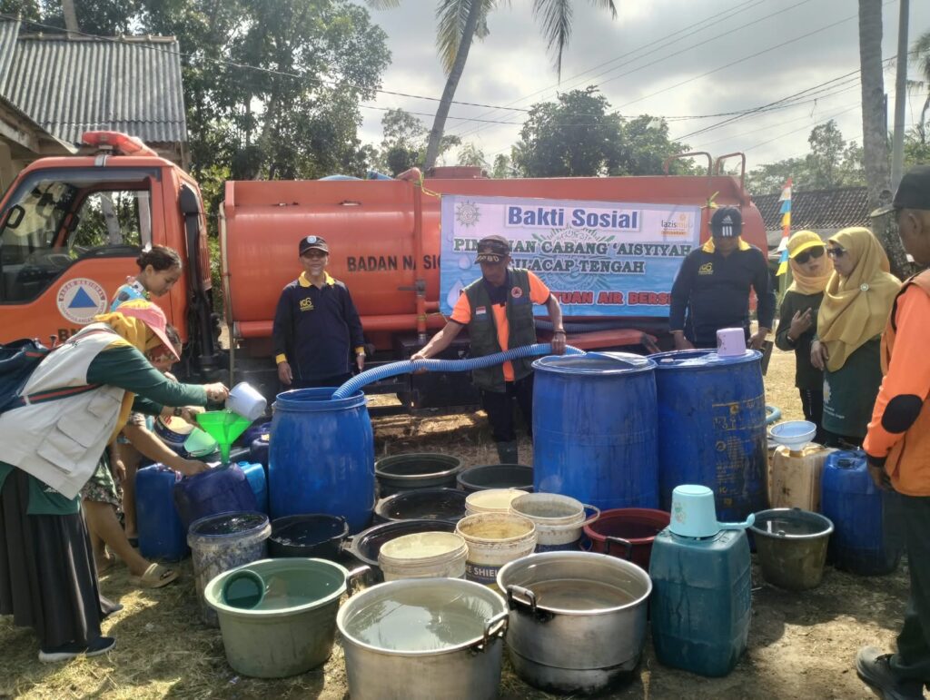 Penyaluran 9 ribu liter air bersih Lazismu Cilacap untuk warga Ujungmanik Kawunganten