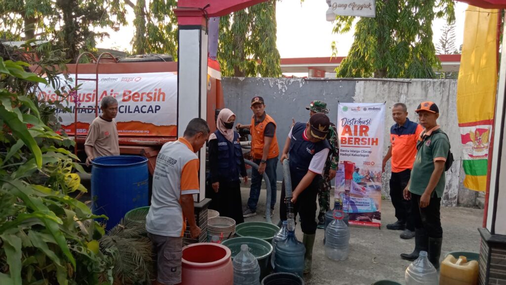 Penyaluran bantuan air bersih Lazismu Cilacap kepada warga terdampak kekeringan