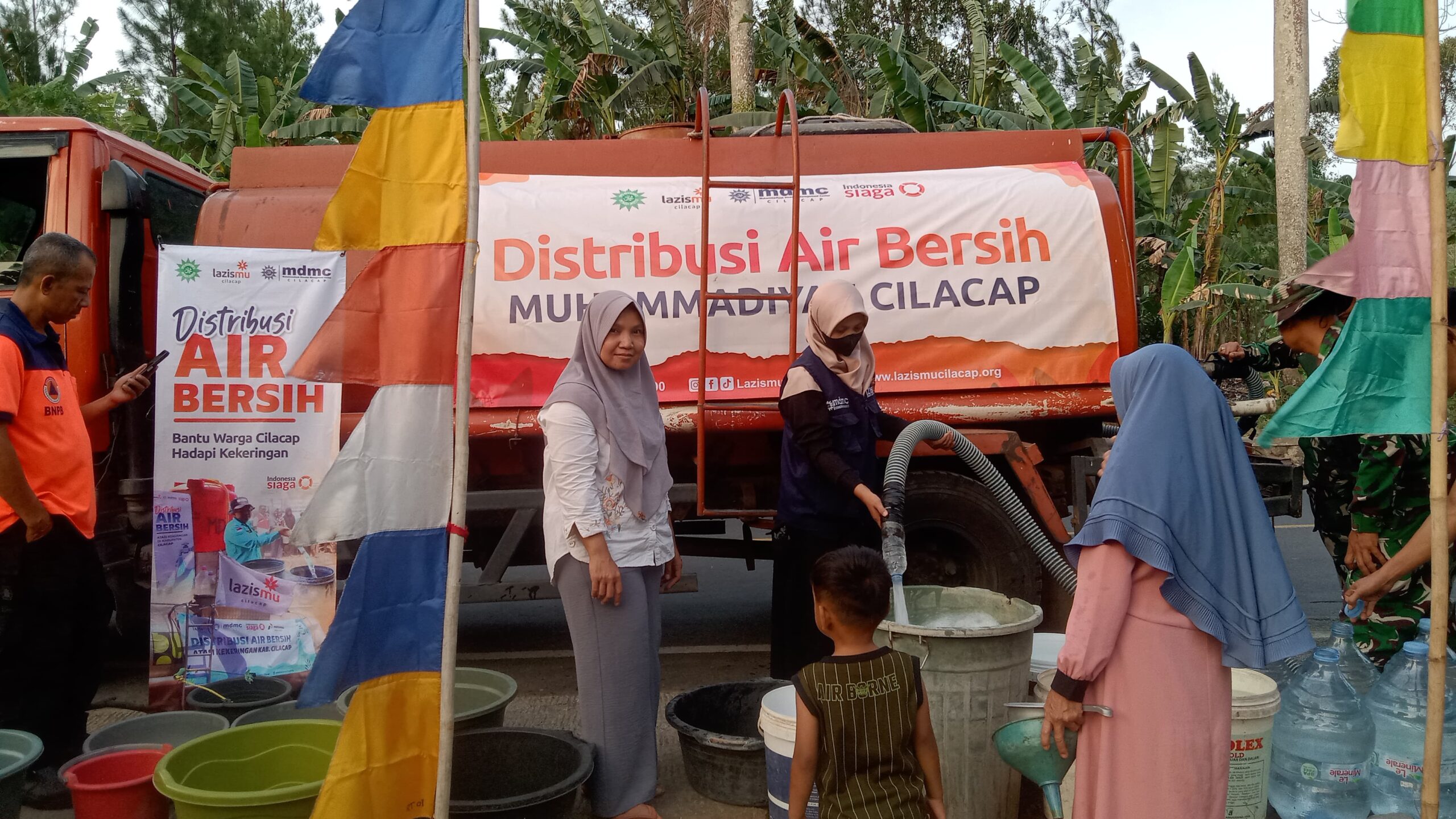 Penyaluran 10 ribu liter air bersih Lazismu Cilacap dan Indonesia Power di Desa Tarisi Wanareja
