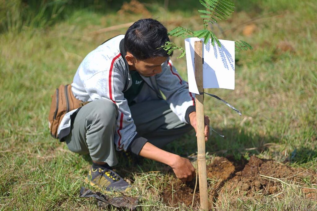Peserta Festival Sedekah Oksigen 2026 menanam pohon di lingkungan Politeknik Negeri Cilacap.