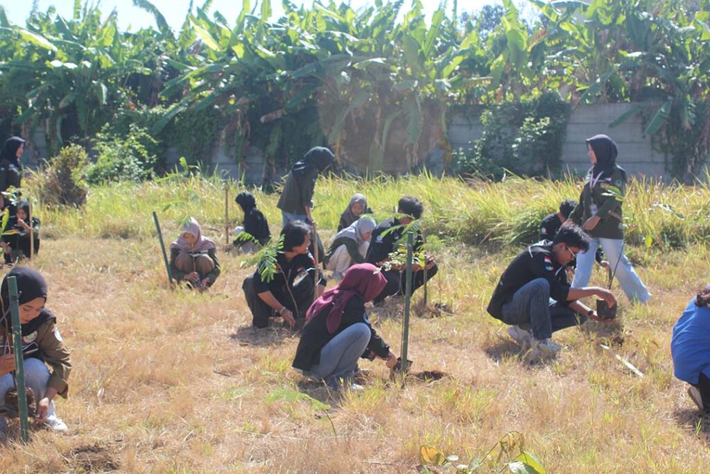Lazismu Cilacap dan Politeknik Negeri Cilacap Tanam Pohon dalam Festival Sedekah Oksigen 2026