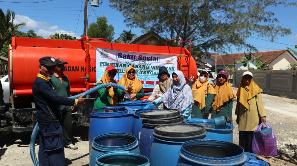 Lazismu Cilacap bersama PCA Cilacap Tengah dan MDMC menyalurkan bantuan air bersih untuk warga terdampak kekeringan