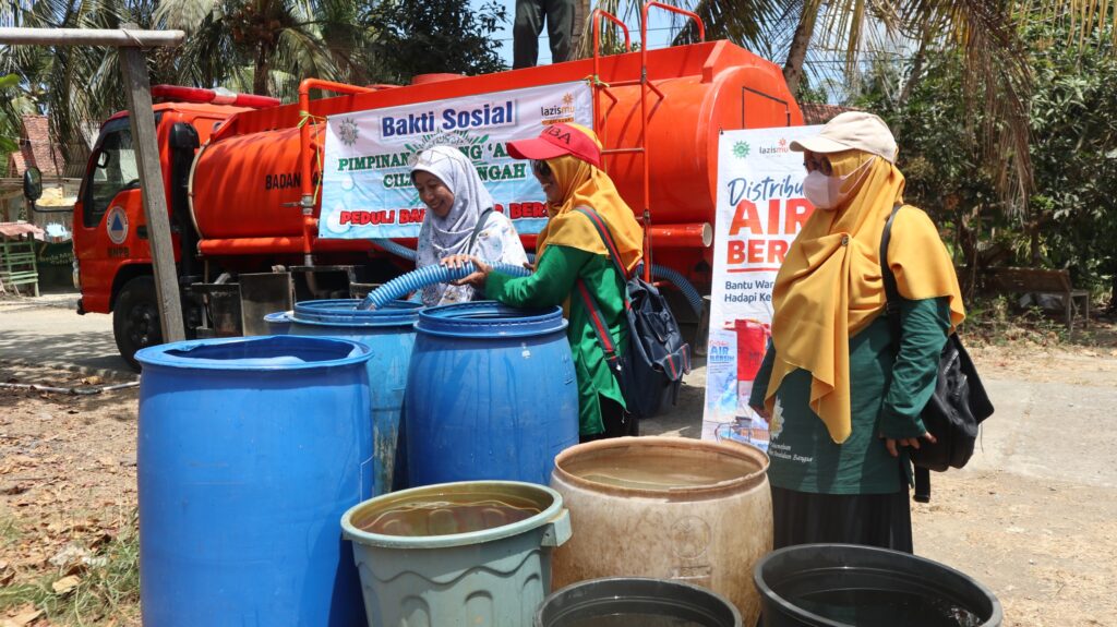 Sinergi Lazismu Cilacap dan PCA Cilacap Tengah Salurkan 59.000 Liter Air Bersih
