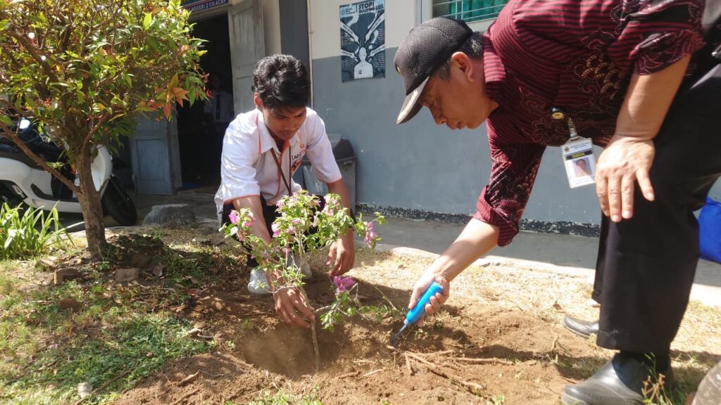 Lazismu Cilacap bersama siswa melakukan penanaman pohon di SMK Negeri 2 Cilacap.