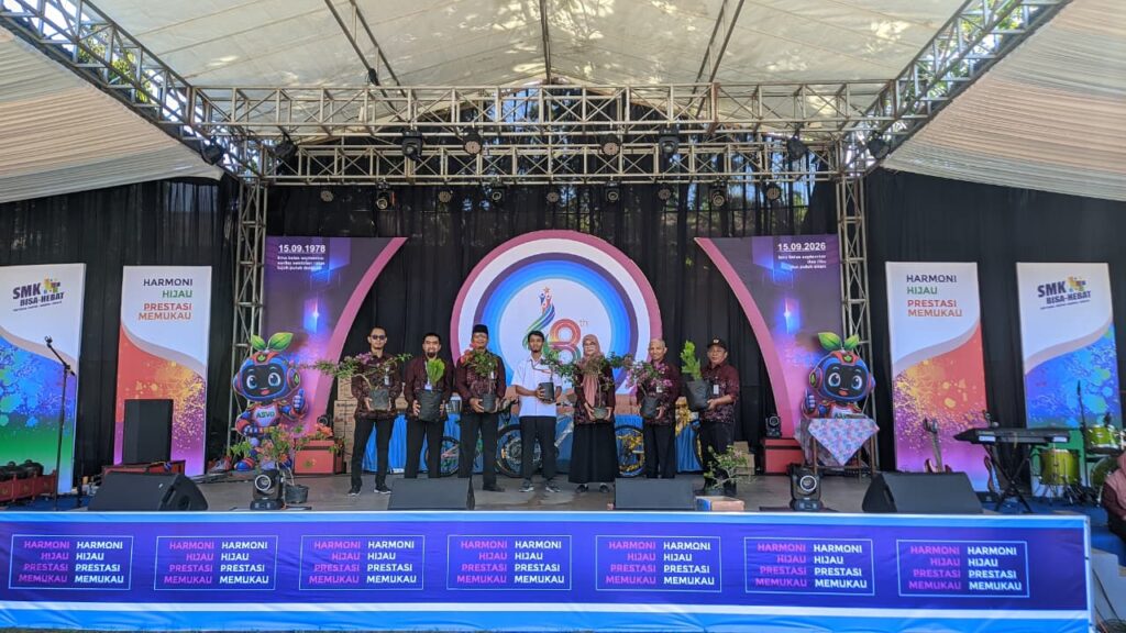 Lazismu Cilacap bersama siswa melakukan penanaman pohon di SMK Negeri 2 Cilacap.