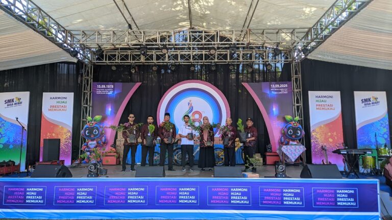 Lazismu Cilacap bersama siswa melakukan penanaman pohon di SMK Negeri 2 Cilacap.