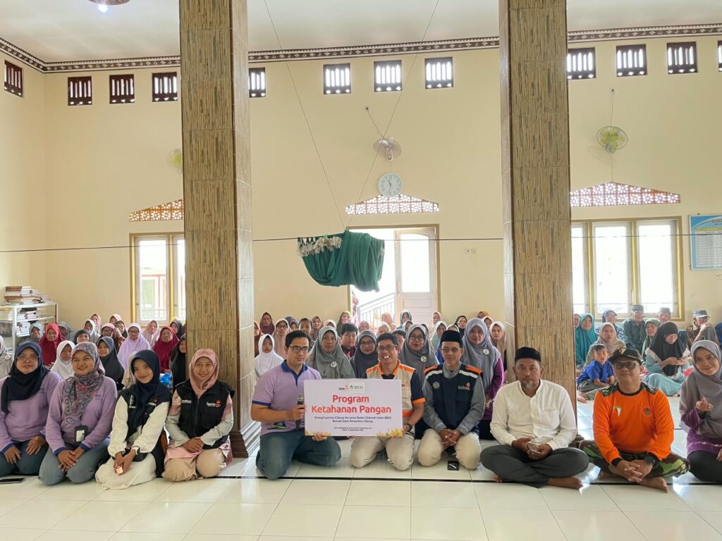 Lazismu Cilacap dan BDI RS Pertamina menyalurkan 100 paket sembako di Kampung Laut