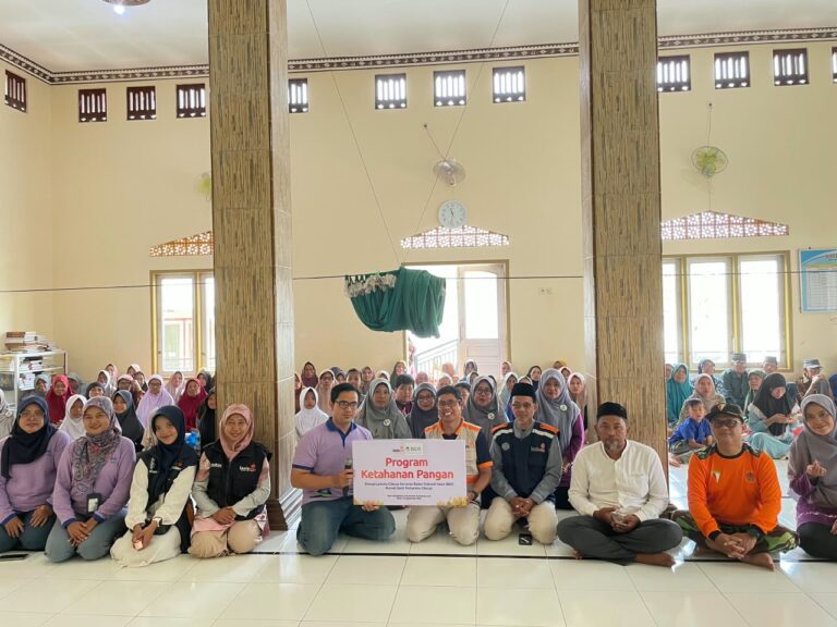 Lazismu Cilacap dan BDI RS Pertamina menyalurkan 100 paket sembako di Kampung Laut
