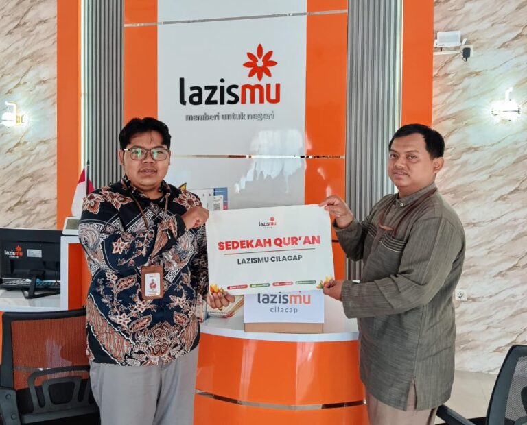 Penyerahan simbolis Sedekah Qur'an oleh perwakilan Lazismu Cilacap berupa 20 mushaf kepada perwakilan PRPM Tritih Wetan