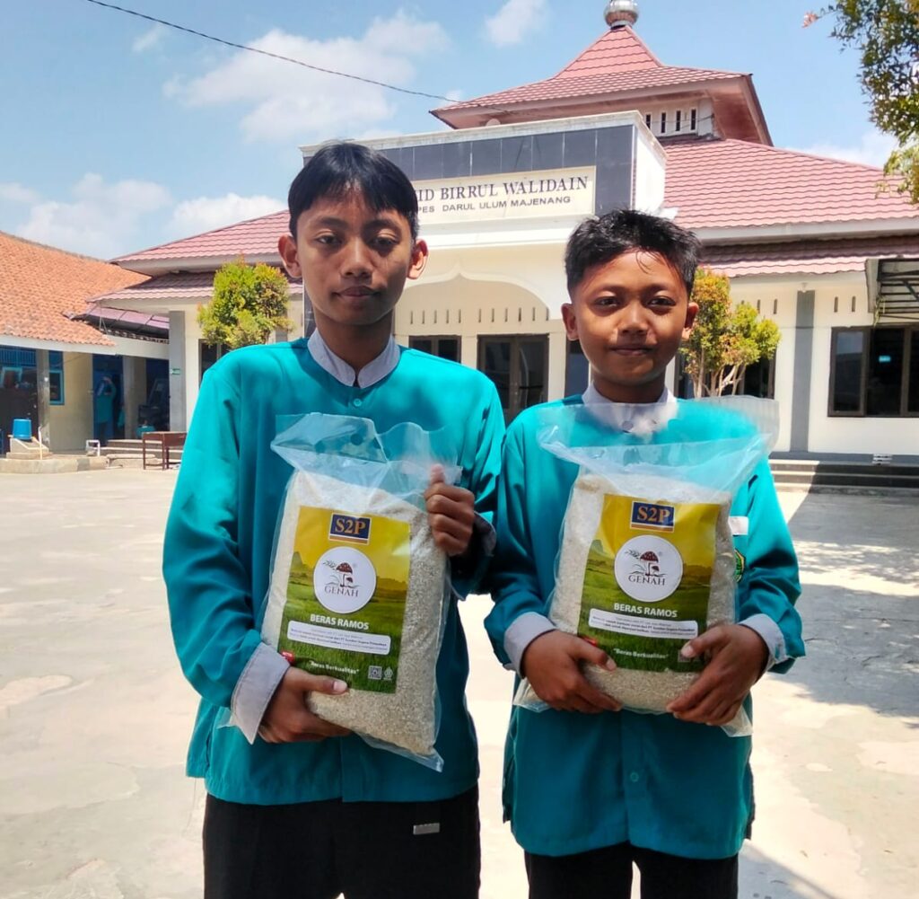 Dokumentasi penyaluran Program Ketahanan Pangan oleh Lazismu Cilacap dan PT S2P Cilacap kepada para santri di Ponpes Gading Kroya dan Ponpes Darul Ulim Majenang