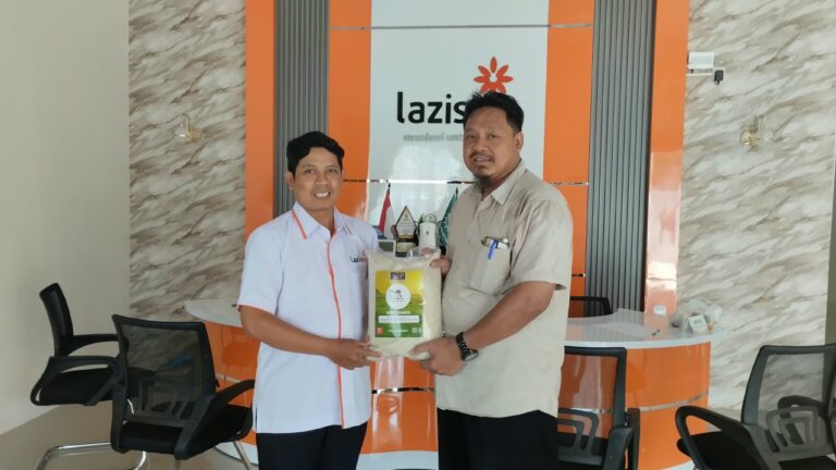 Penyerahan bantuan beras oleh Manajer Lazismu Cilacap, Budi Santoso (kiri), kepada Bapak Amin Ma'ruf (kanan) selaku pengurus Panti Asuhan Sampang di ruang layanan Lazismu.