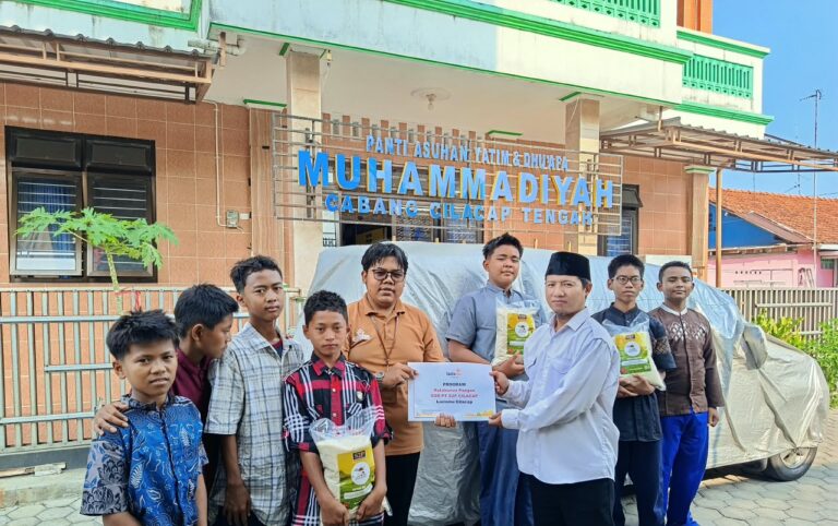Penyerahan bantuan beras Program Ketahanan Pangan oleh Caesario Dwi A dari Lazismu Cilacap kepada Siswoyo, Ketua Panti Asuhan Yatim dan Dhuafa Muhammadiyah Cabang Cilacap Tengah, disaksikan oleh anak-anak asuh.