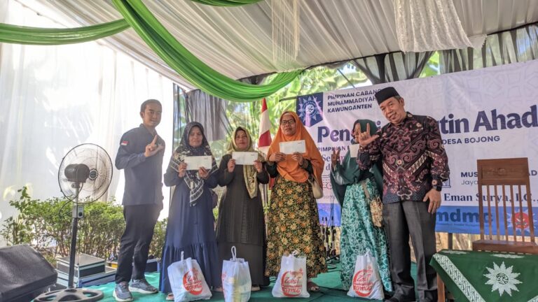 Momen penyerahan bantuan paket sembako dan santunan uang tunai dari Lazismu KL Kawunganten kepada ibu-ibu dhuafa di panggung Pengajian Rutin Ahad Pagi PCM Kawunganten bersama Ustaz Mintaraga Eman Surya, Lc.