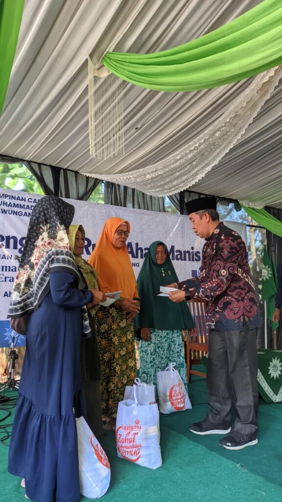 Momen penyerahan bantuan paket sembako dan santunan uang tunai dari Lazismu KL Kawunganten kepada ibu-ibu dhuafa di panggung Pengajian Rutin Ahad Pagi PCM Kawunganten bersama Ustaz Mintaraga Eman Surya, Lc.