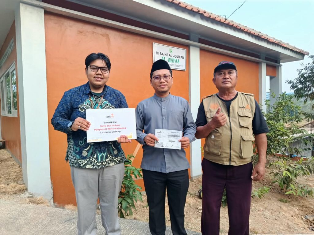 Penyaluran bantuan program Save Our School Lazismu Cilacap kepada Ponpes Al-Wafaa Majenang